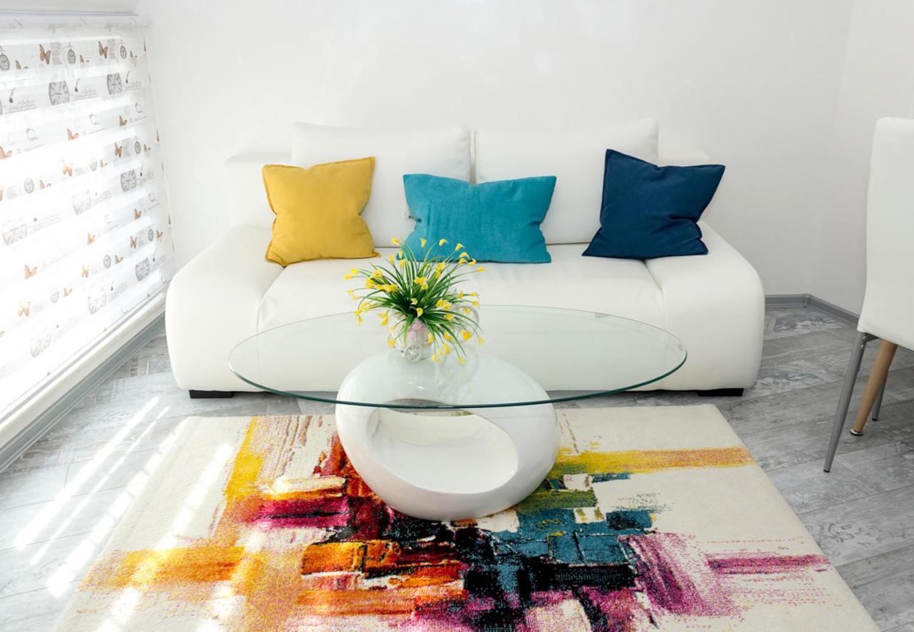 Acrylic & Pastel Apartments فارنا المظهر الخارجي الصورة