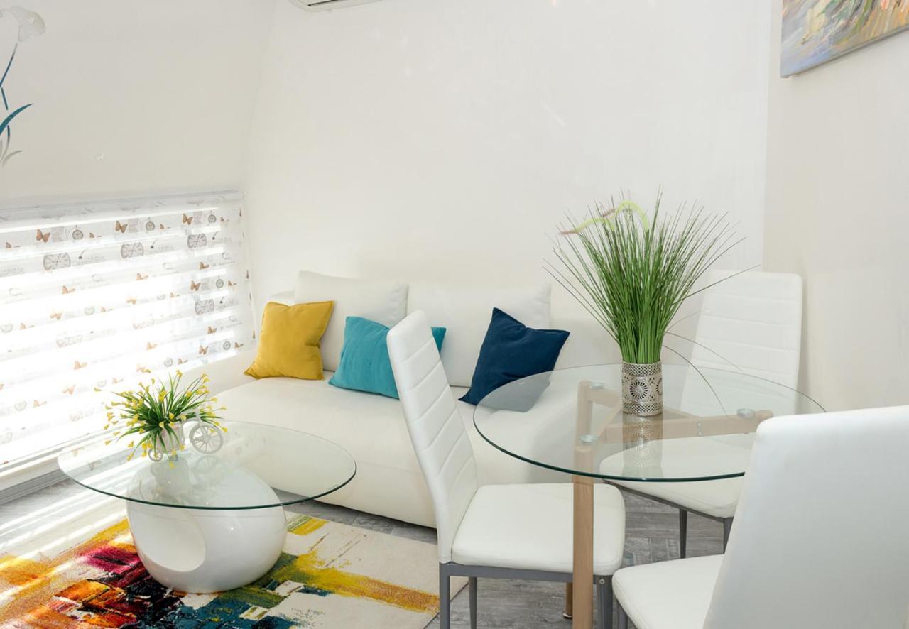 Acrylic & Pastel Apartments فارنا المظهر الخارجي الصورة