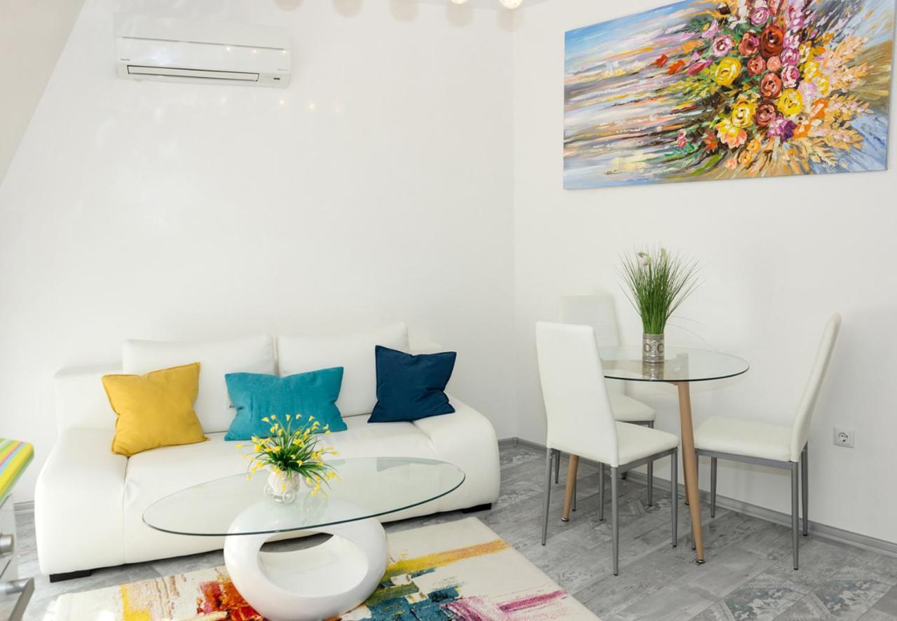 Acrylic & Pastel Apartments فارنا المظهر الخارجي الصورة